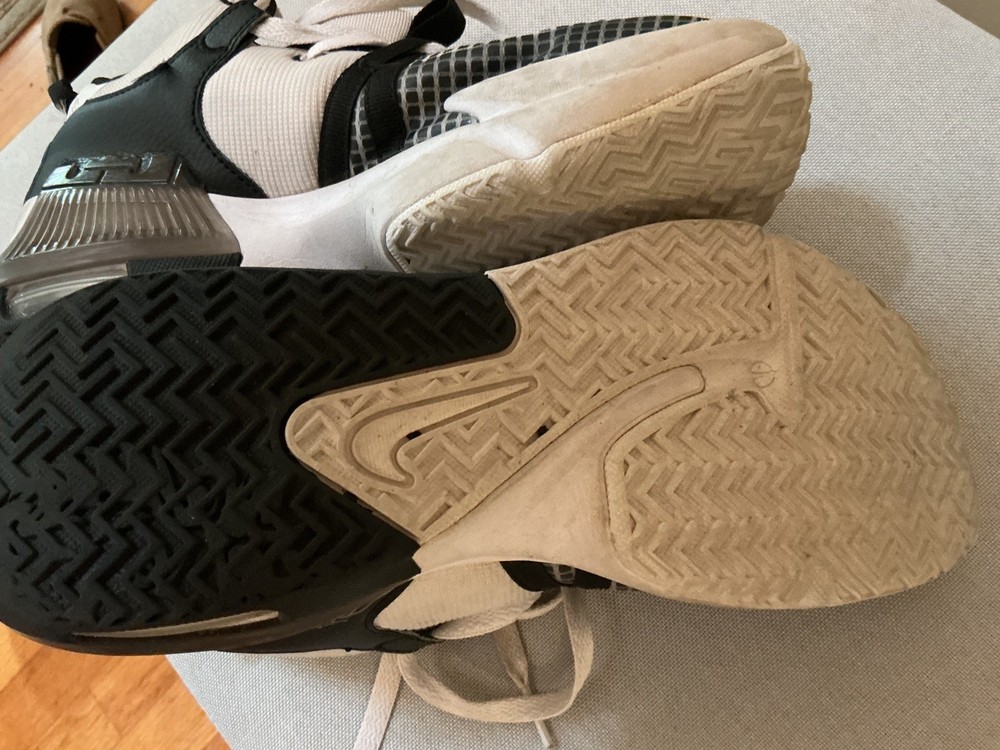 Kids Lebron Sneakers Size 7Y Nike