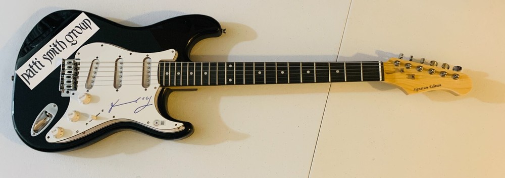 PATTI SMITH Signed Guitar Beckett Authentic