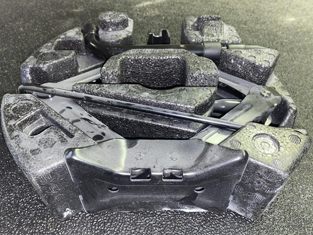 2013 FORD FOCUS JACK AND TOOLS COMPLETE KIT