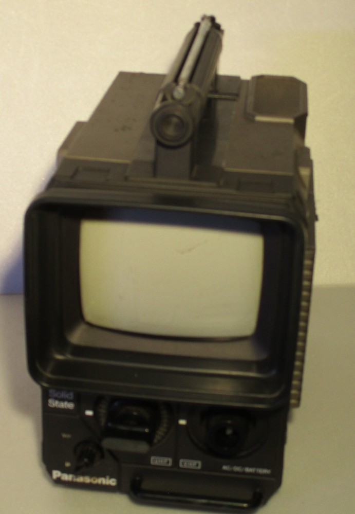 Vintage Panasonic Solid State Portable TV TR-555 1978