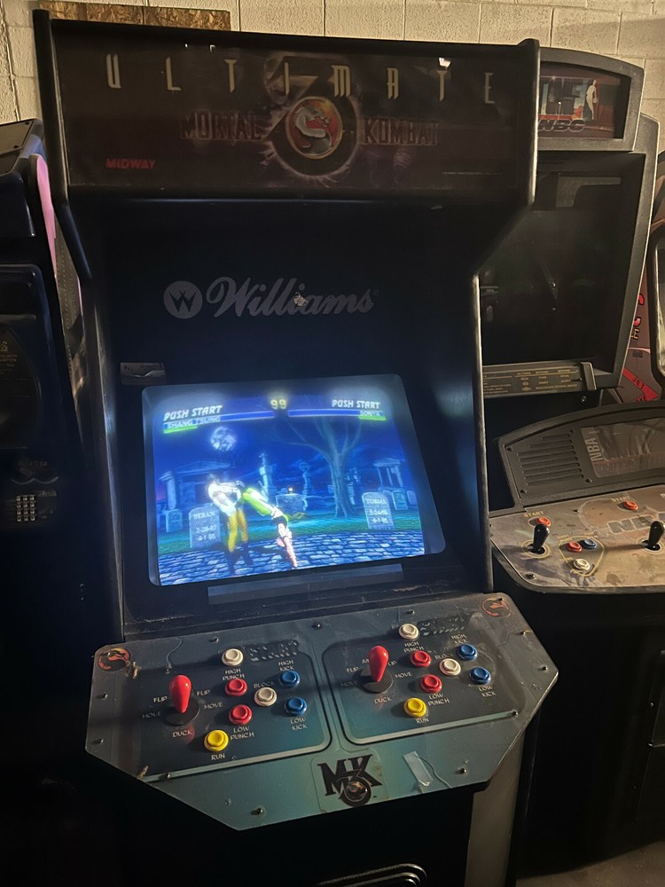 ULTIMATE MORTAL KOMBAT 3 ARCADE MACHINE by MIDWAY 1995 (Excellent Condition)