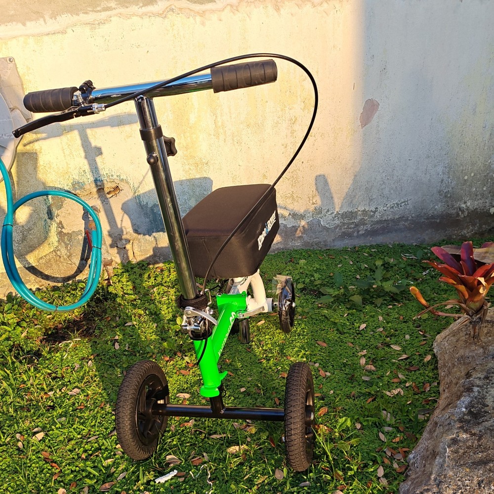 kneerover go foldable knee scooter with memory foam pad