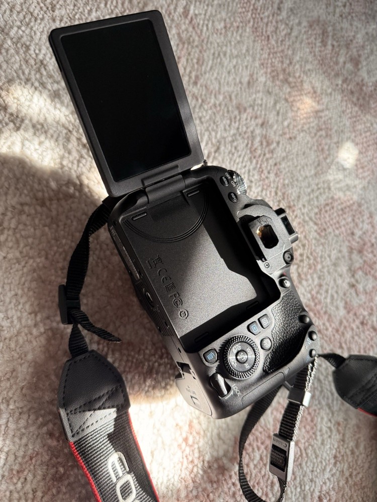 Canon EOS 77D Camera Accessory Bundle with EFS 18-55mm Lens, Strap, Charger