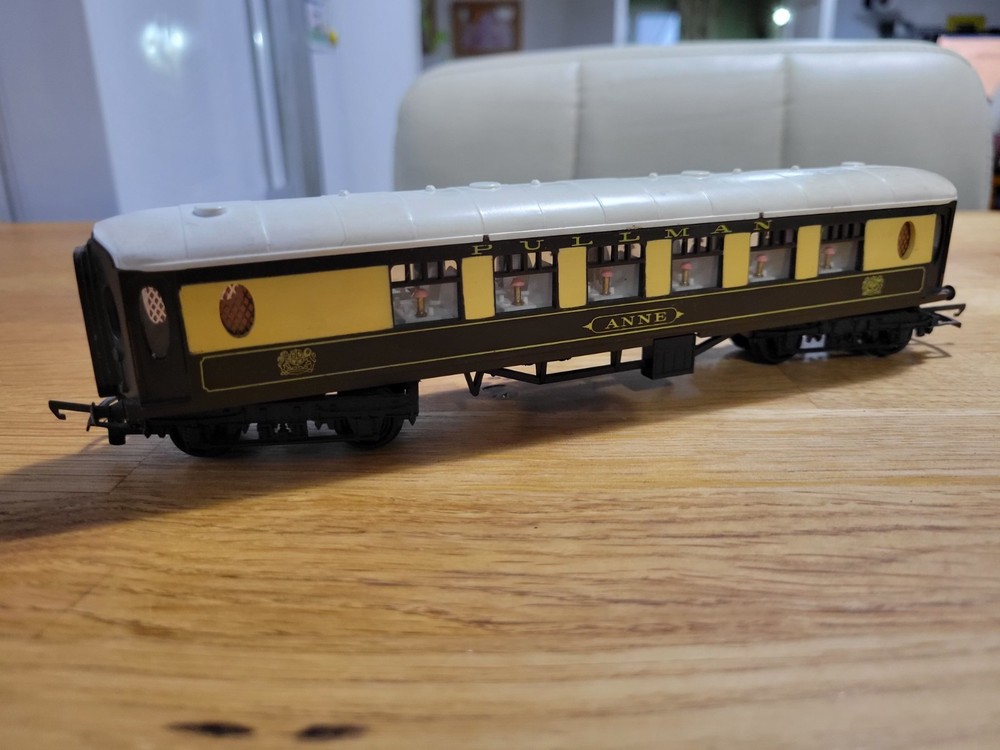 00 Gauge Triang Pullman "Anne"