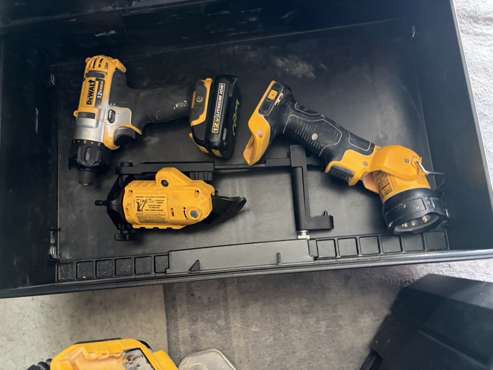 DEWALT cordless ultimate set stackable tool box (35 items) 13 different tools