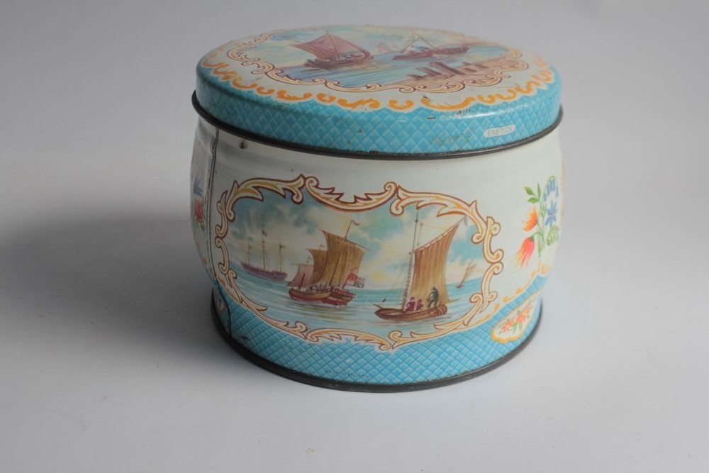 Huntley & Palmers boat-shaped tin biscuit tin (64686)