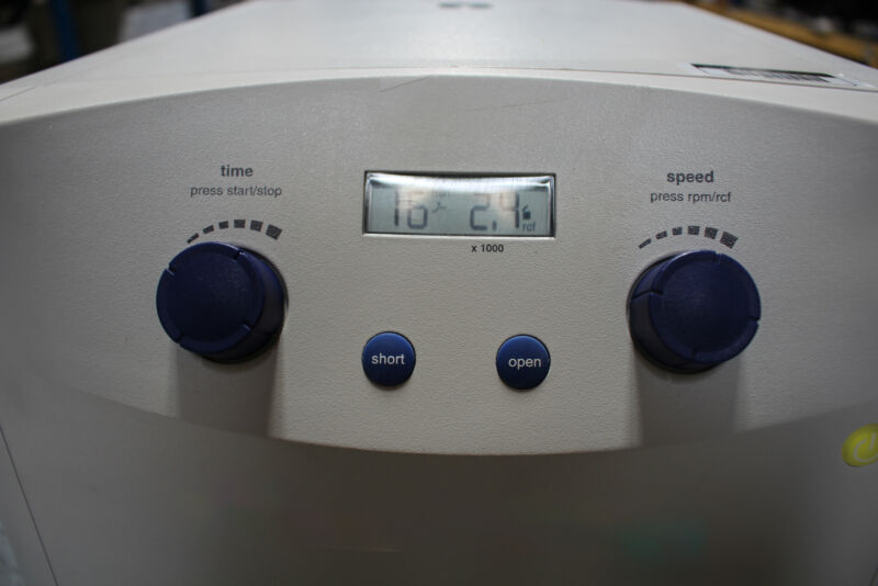 Eppendorf 5702 Centrifuge