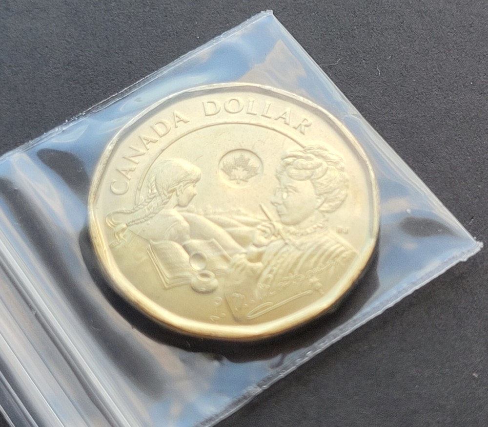 *** CANADA  LOONIE  2024  MONTGOMERY  *** FROM  MINT  ROLL ***