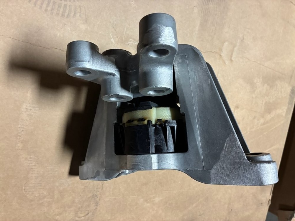 Mopar Passenger Right Engine Mount Isolator for Chrysler Pacifica 68224746ad