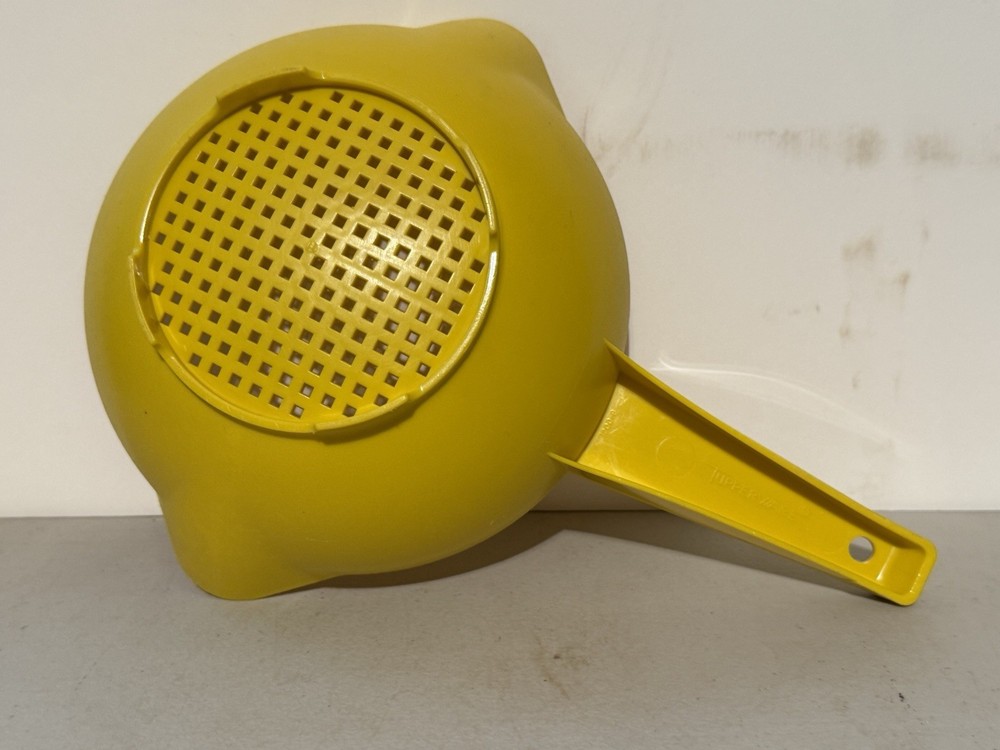 TUPPERWARE 1 Quart Strainer/Colander #1200 Yellow