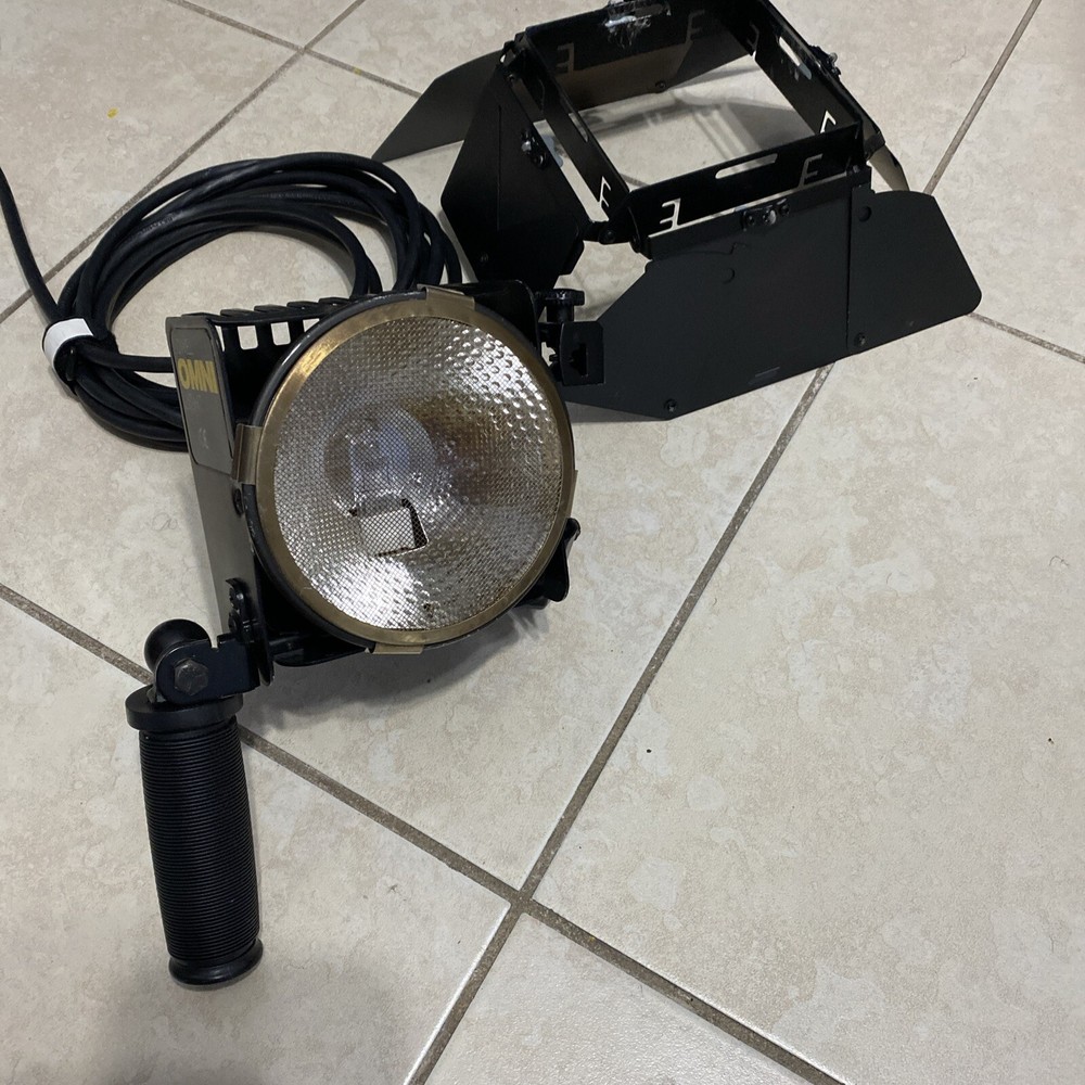 Lowel Omni 500W Focus Flood Light, Power Cable, Bulb, Barn Doors, Screen Tested!