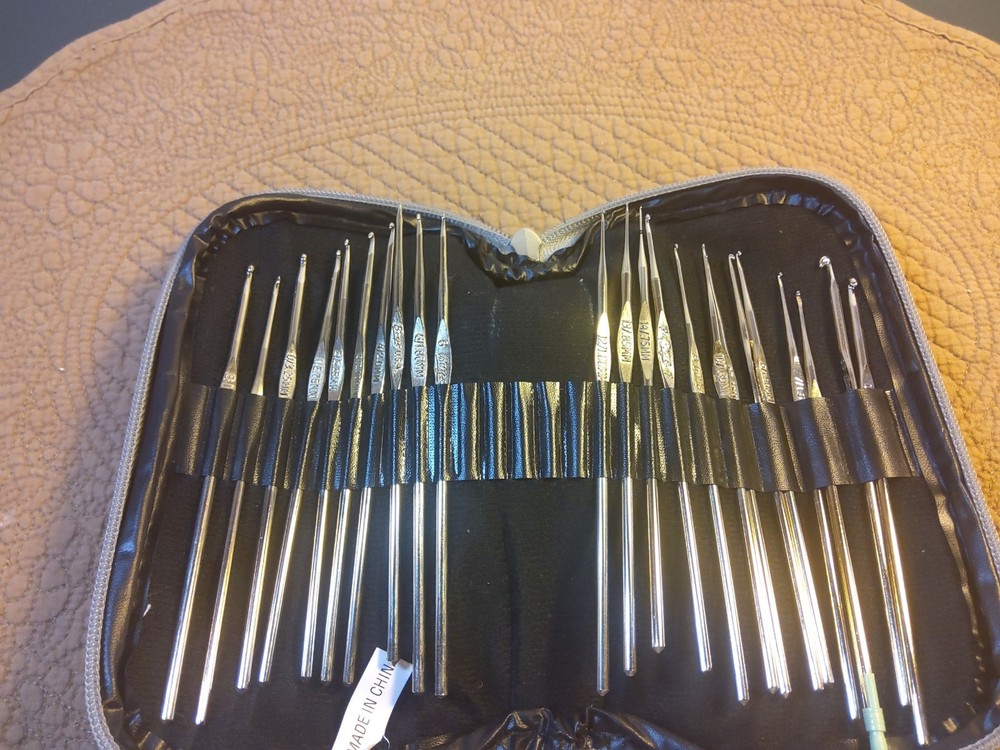 23 Crocheting Needles, Boye Set +