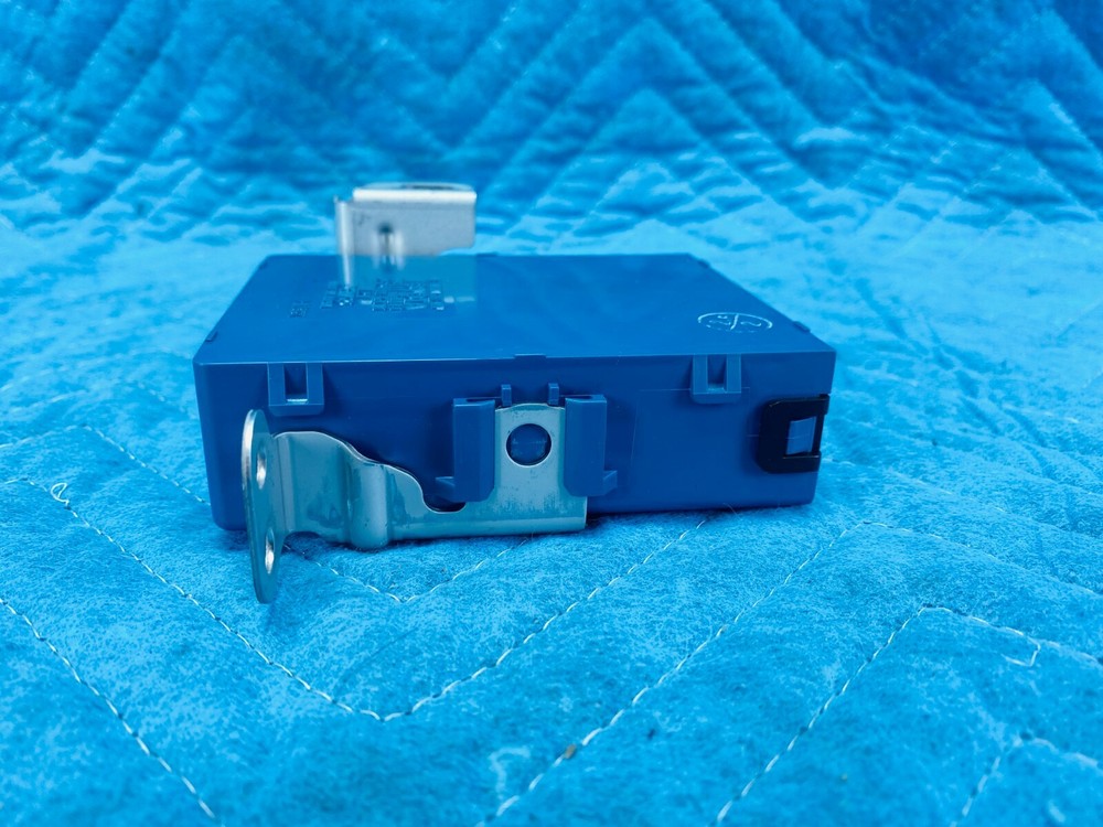 Lexus LS430 Network Gateway Computer w/ Bracket 89111-50040 2001-2006 OEM
