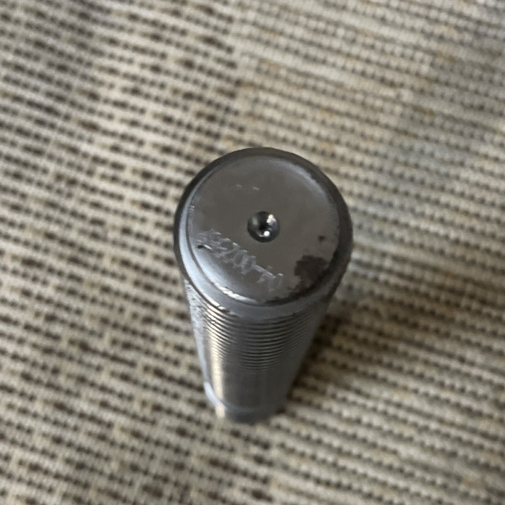 Operating screws and thrust bearings for independent chucks