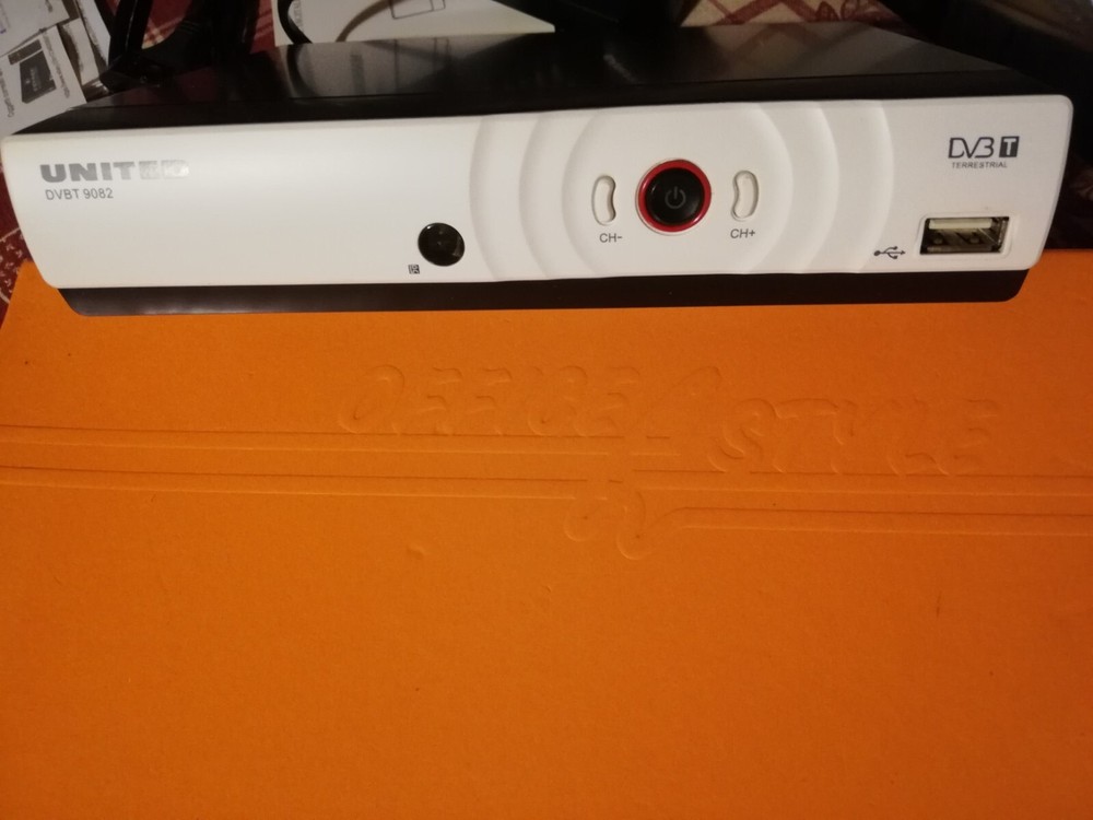 UNITED 9082 - DVB T1 - Digital Earth Decoder with Remote Control - Black and White