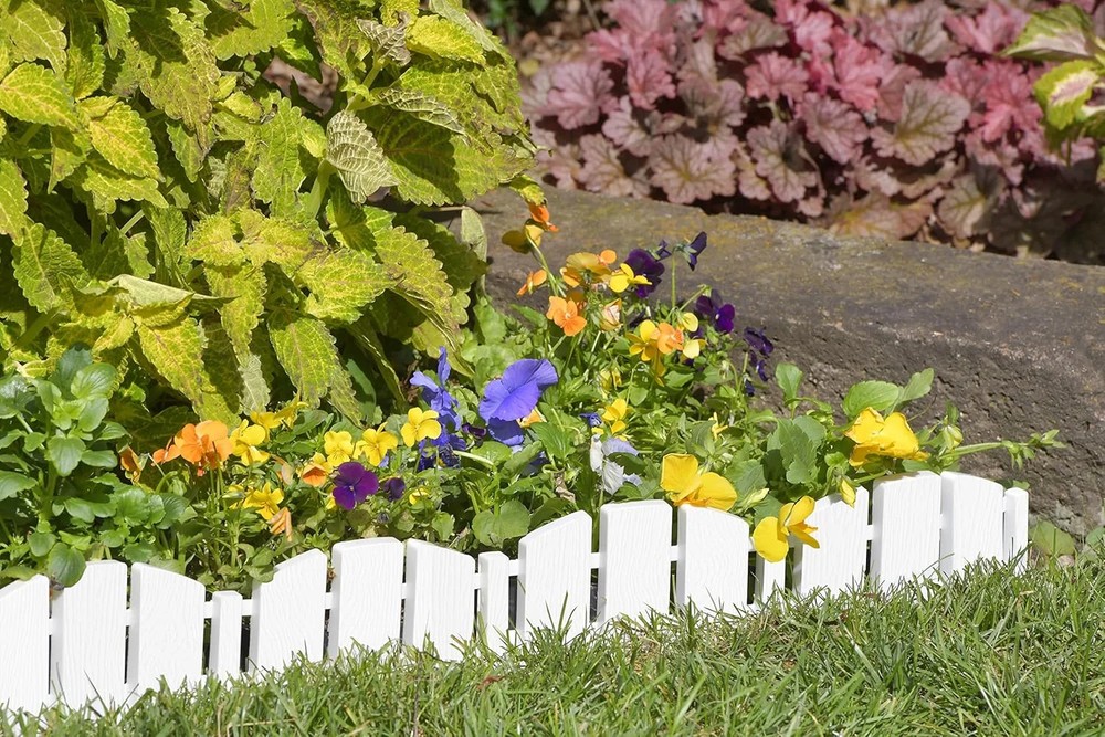 EasyFlex No-Dig Landscape Edging with Anchoring Spikes, 4.5 in. Tall Decorative
