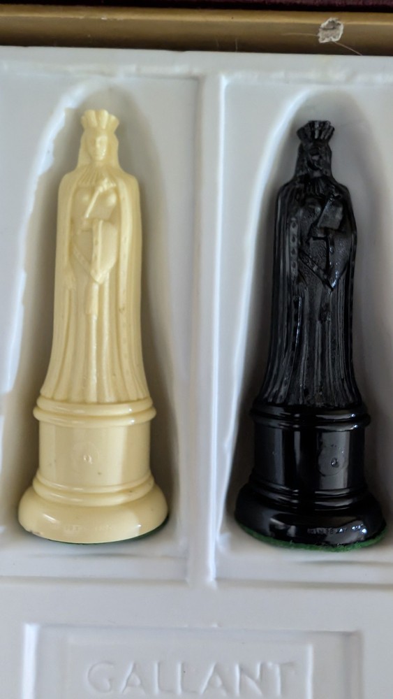 Vintage Galant Knight Chess Set