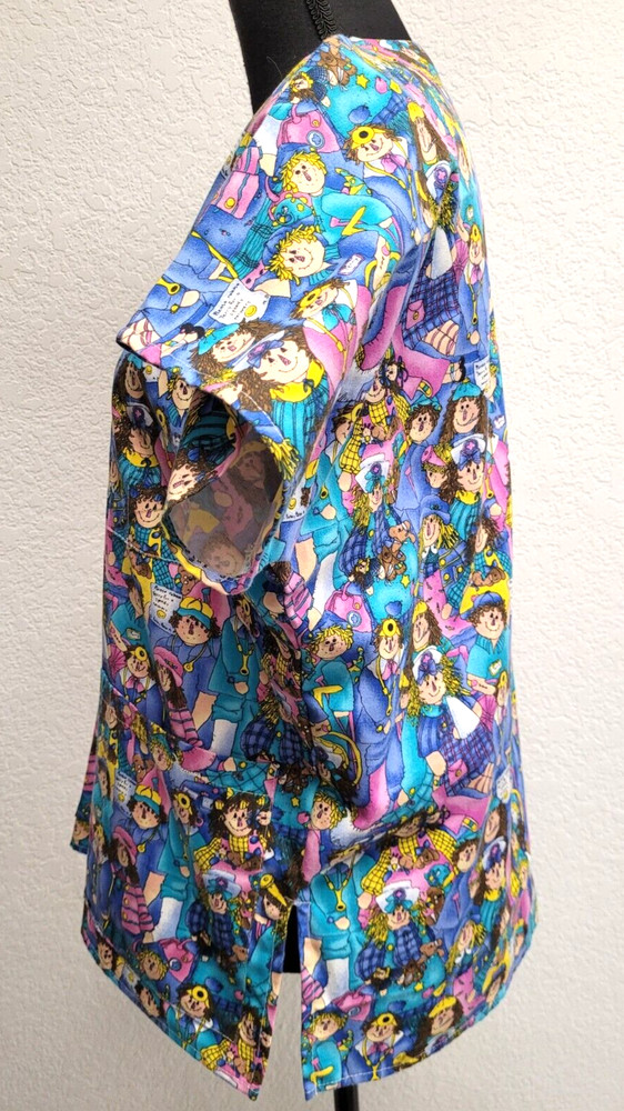 Unknown Brand Scrub Top (~L) Multicolor Raggedy Ann/Andy Pockets. REALLY NICE!