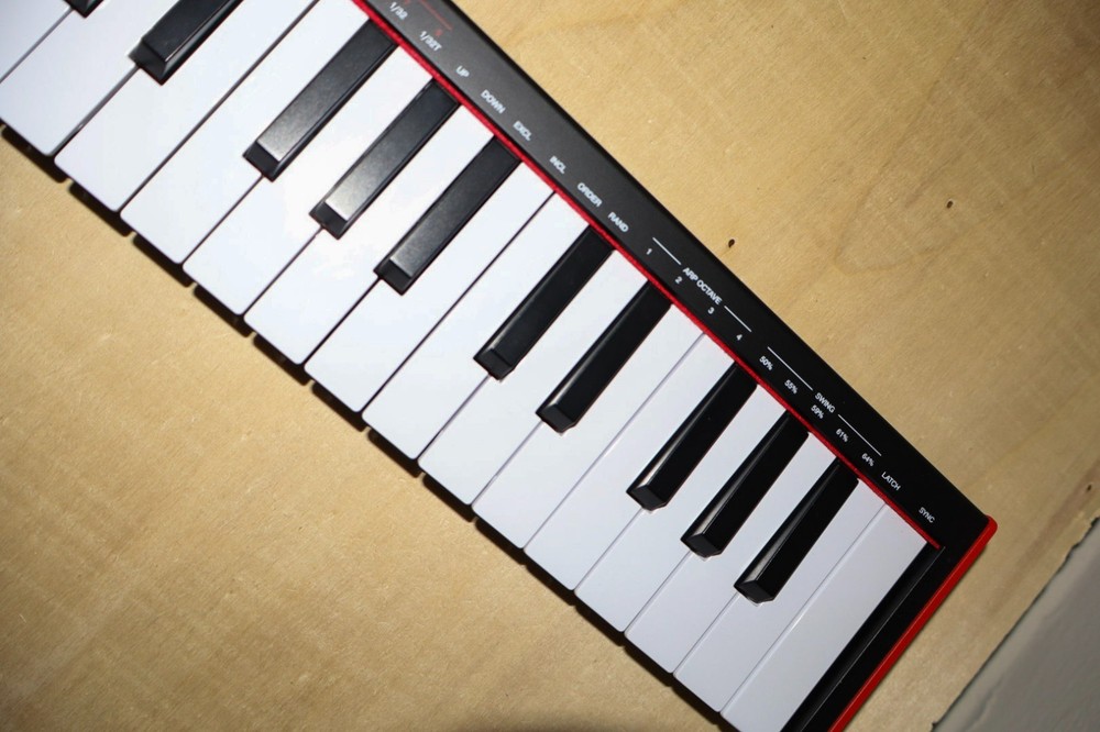 AKAI Professional LPK25 - USB MIDI Keyboard Controller with 25 Responsive Synth