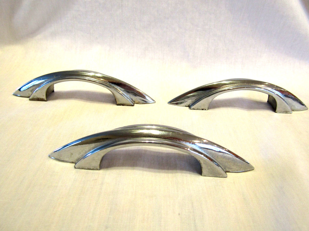 3 Vintage Chrome Drawer Pulls Stepped Sides Pointed Ends Cabinet Handle Amerock