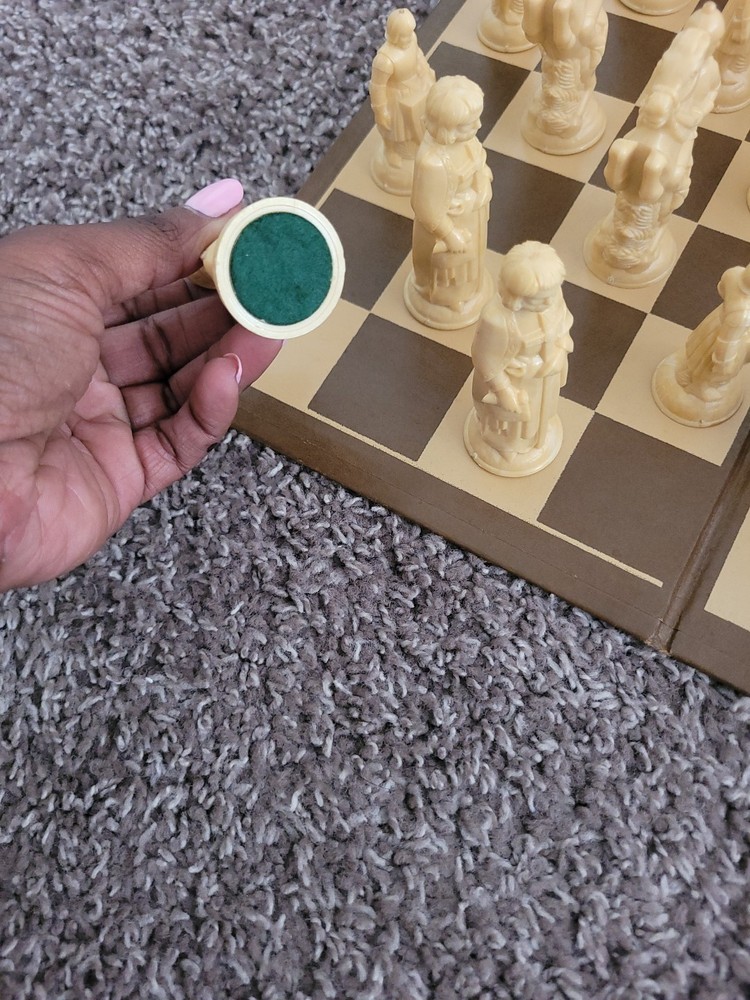 Renaissance Chessman E.S. Lowe 1959 Boardgame With Booklet Complete Felt Bottom