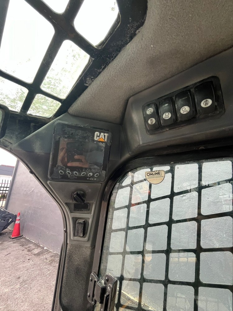 2015 Caterpillar 226D Enclosed Cab Skid Steer Loader