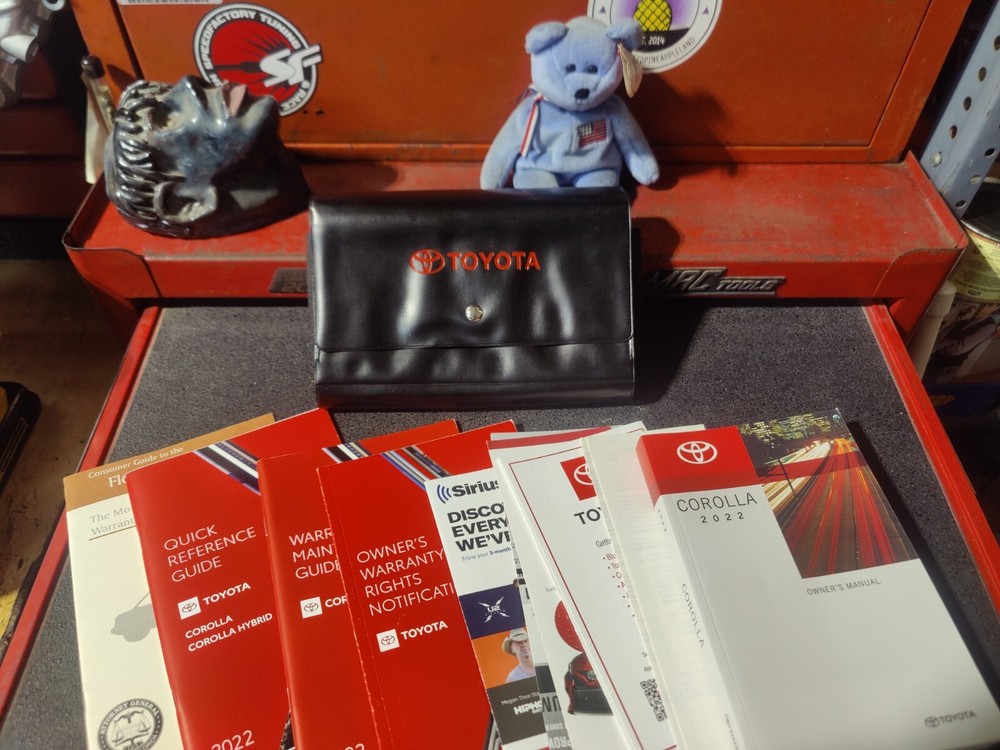 2022 Toyota Corolla Owners Manual with Case