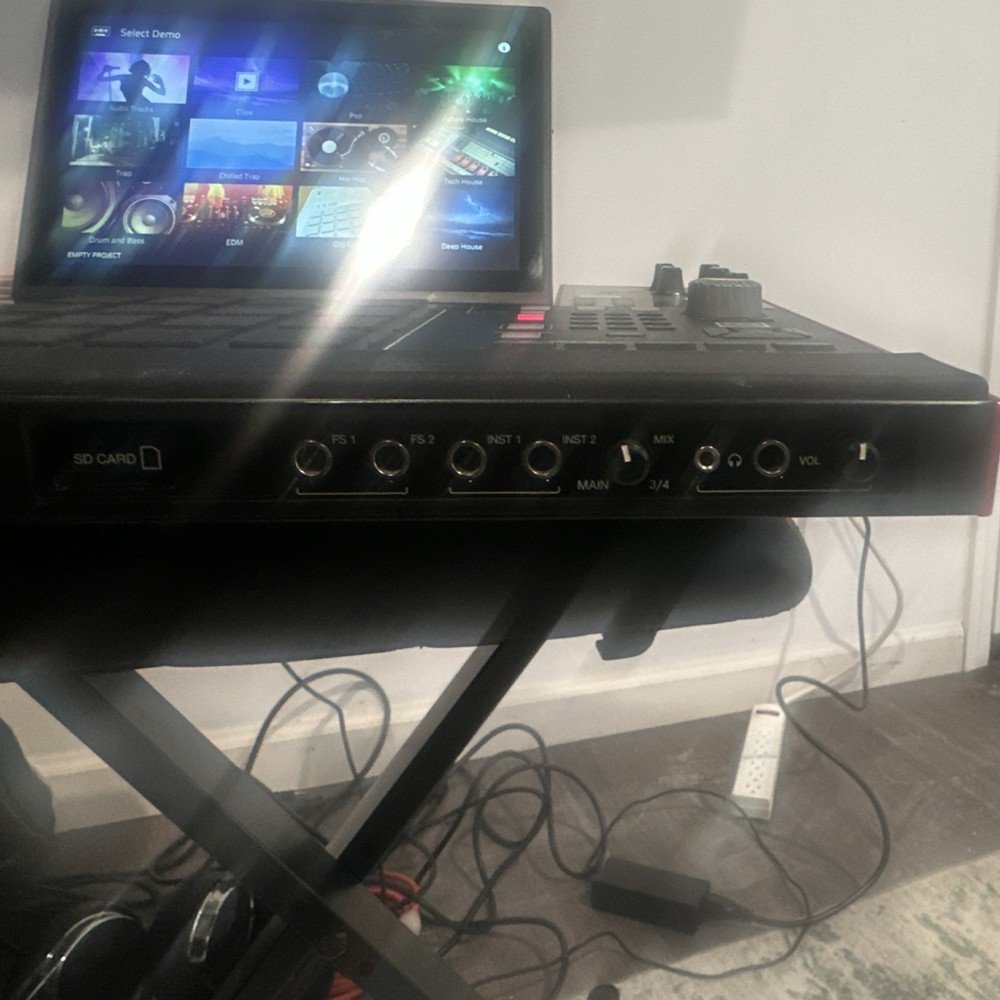 Akai MPC X Sampler & Sequencer Touchscreen 16 Pads MIDI USB SD Built-in Effects