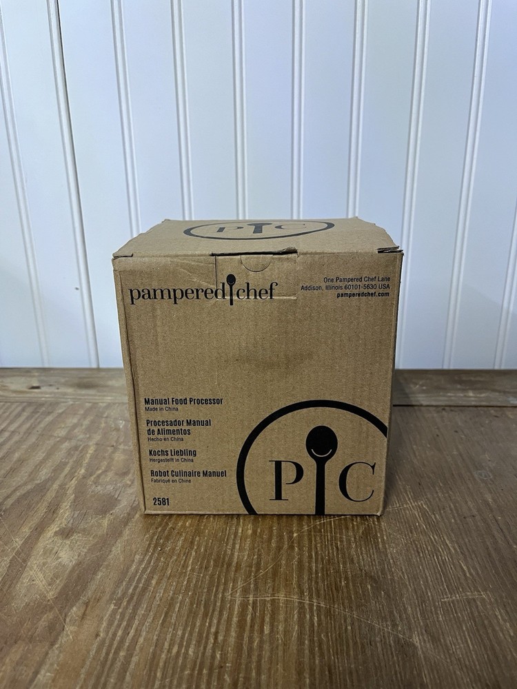 PAMPERED CHEF- MANUAL FOOD PROCESSOR 2581 - IN ORIGINAL BOX - EUC