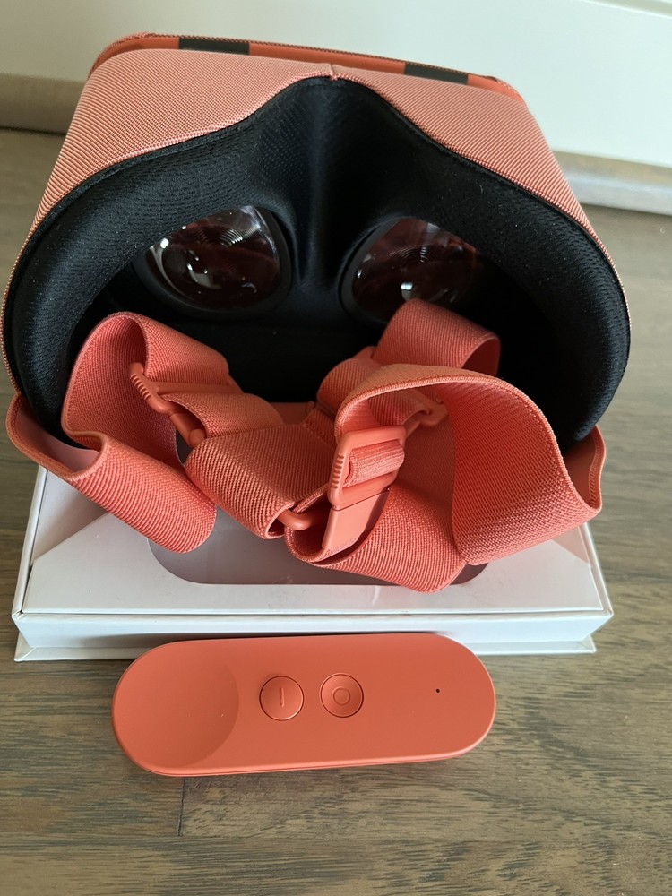 Google Daydream View Virtual Reality Headset VR w/Controller