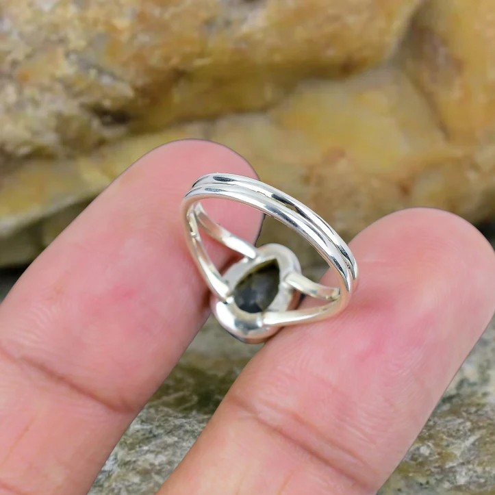 Solid 925 Sterling Silver Natural Blue Flash Labradorite Pear Gemstone Band Ring
