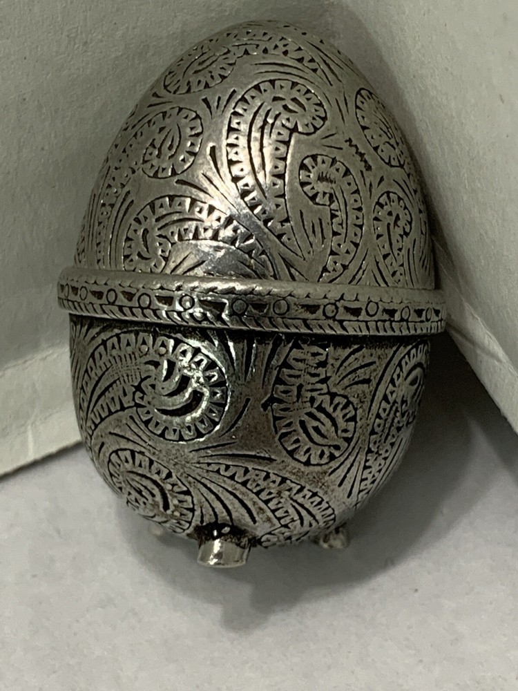 Vtg 80s Silvertone Egg Shape 2” Presentation Box Footed Scroll Detail