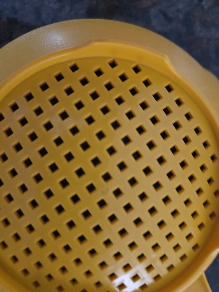 Vintage Tupperware 1 Quart Colander Strainer w/Handle & 2 Pour Spouts Yellow
