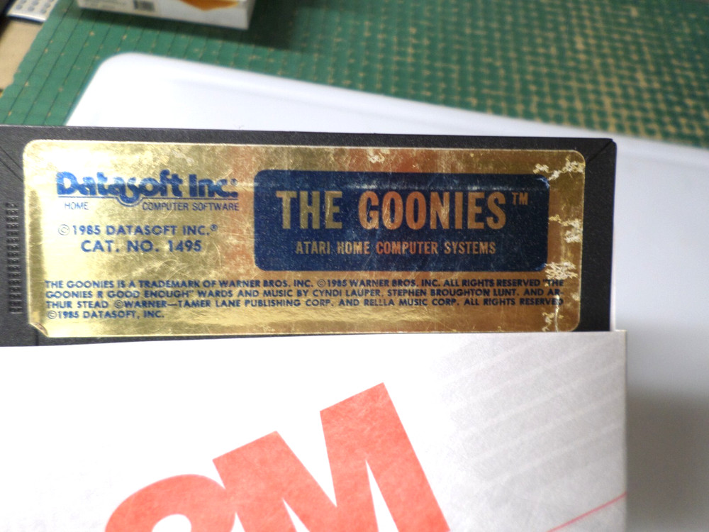 5.25" Floppy - ATARI & COMMODORE 64 - THE GOONIES - 1985 DATASOFT