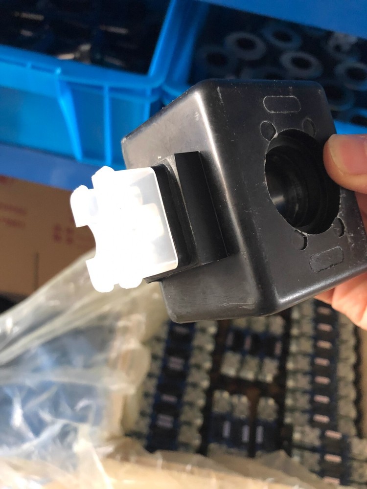 1PC Rexroth R90007103710 230V coil