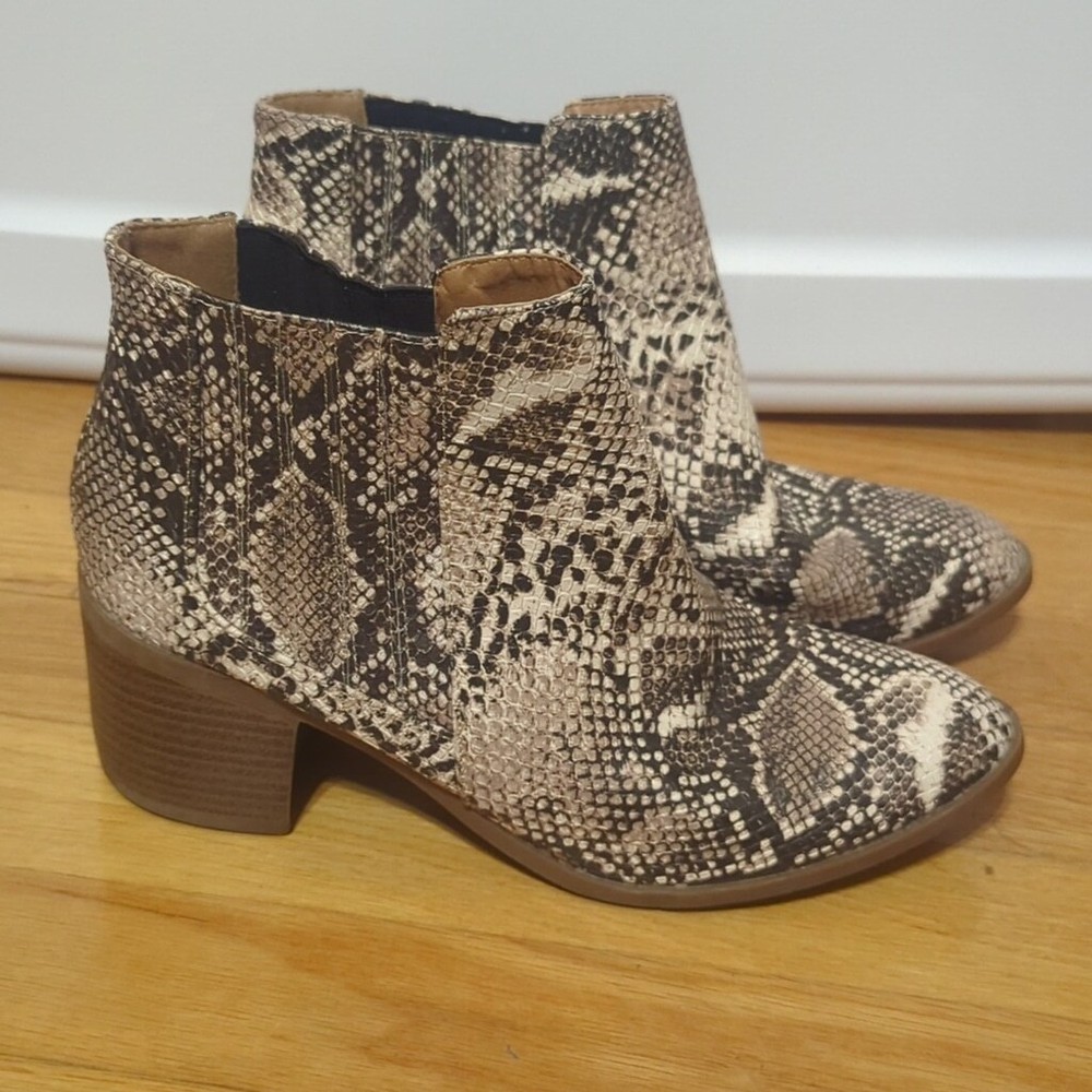 Maurices Ruby bootie size 7 snakeskin