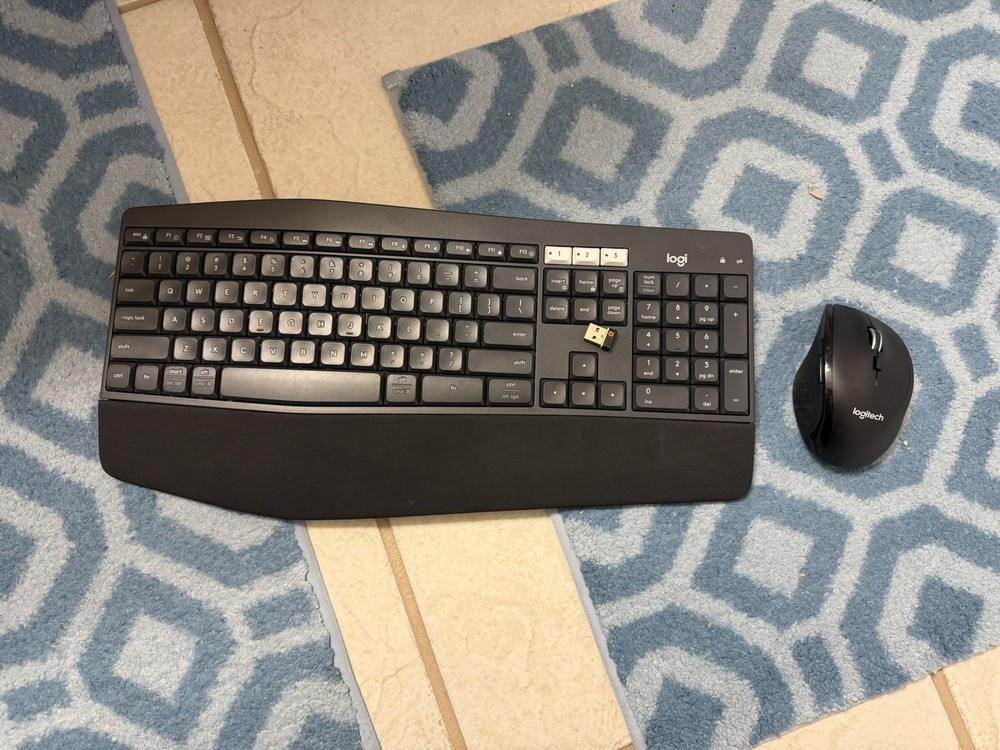 Logitech K850 Wireless/unify Bluetooth Keyboard With M705 Unifying Mouse