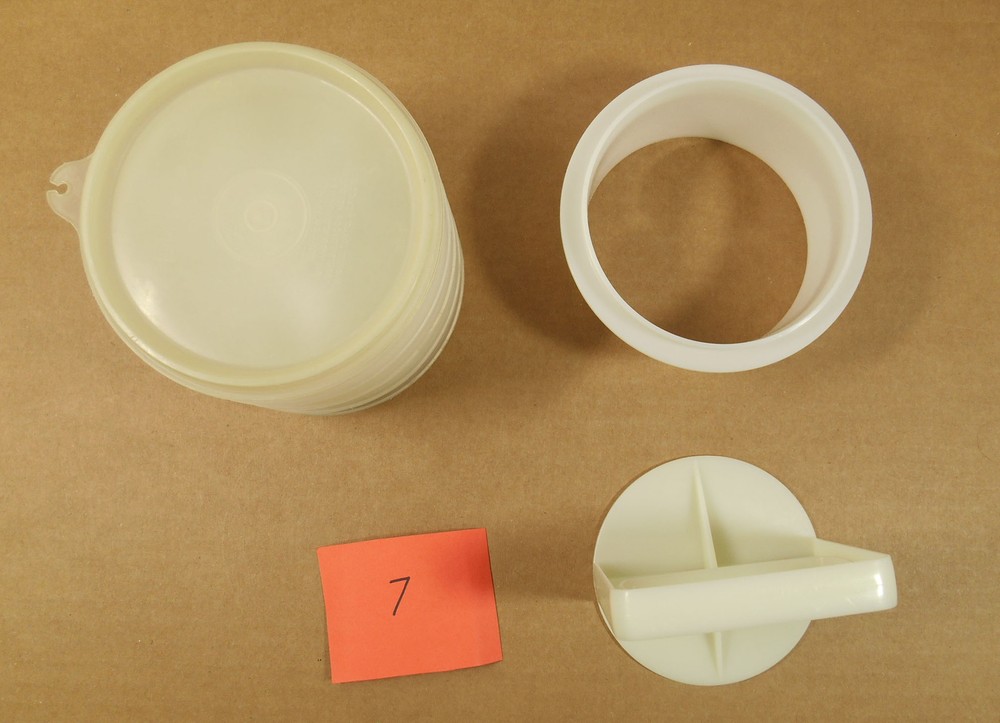 Tupperware 4 Small Hamburger Storage Containers 882 Press, Ring, Lid O7