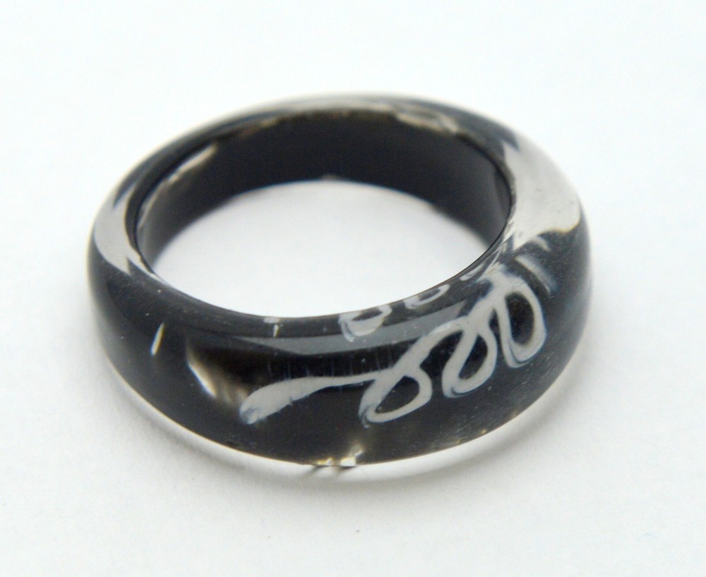 VINTAGE BLACK GLASS RING
