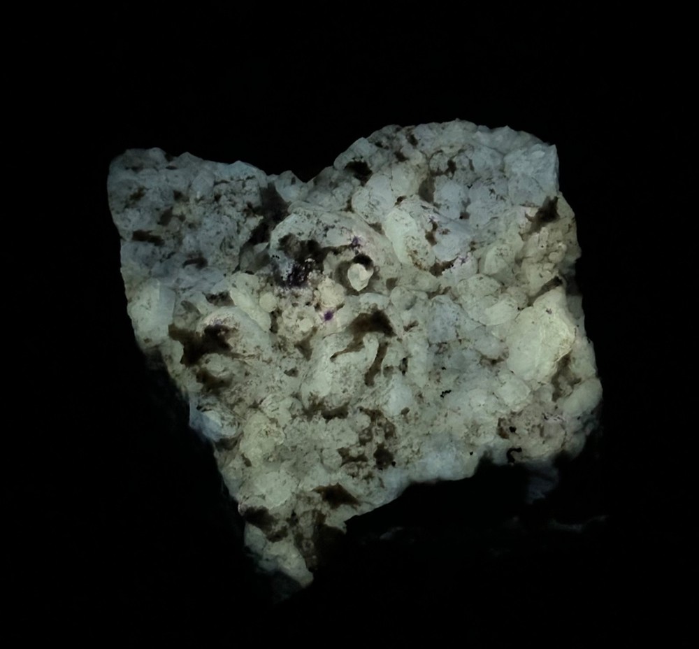 719 Gr. Fluorescent Strong Persistent Phosphorescent Hackmanite, Phlogopite, Mtr