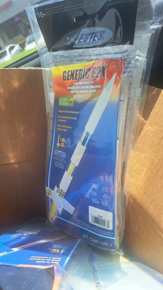 ESTES GENERIC E2X FLYING MODEL ROCKET new undamaged 14-2018 art mint