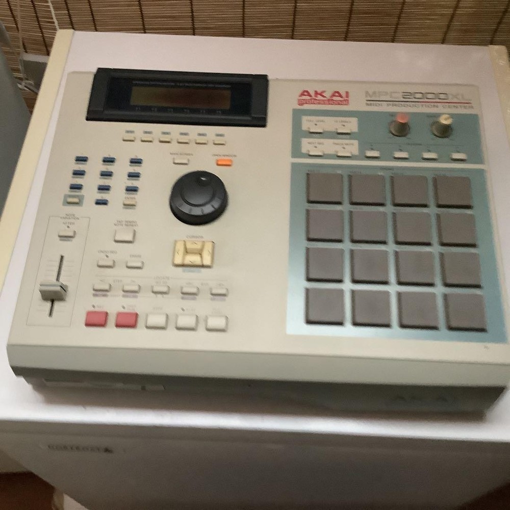 AKAI MPC2000XL sampler