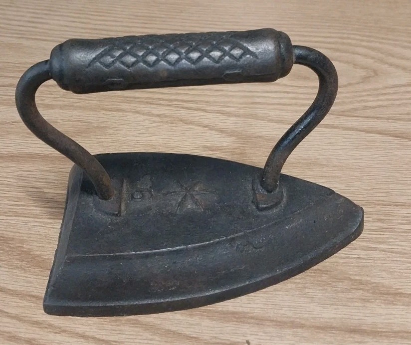 Vintage Cast Iron Sad Iron/Pressing Iron No. 6