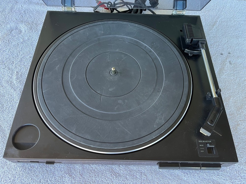 AIWA PC-E860U Turntable w/Dust Cover Works