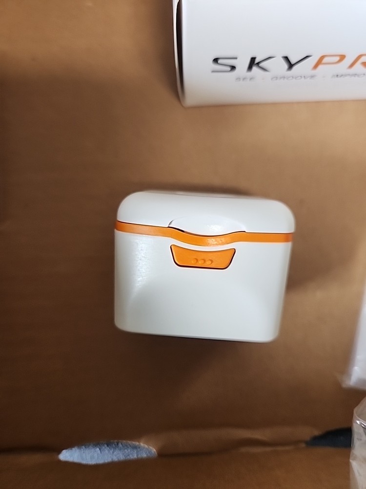 Skypro Golf Swing and Putting Analyzer by SkyGolf. iPhone IOS 8+ or Android 4.1+
