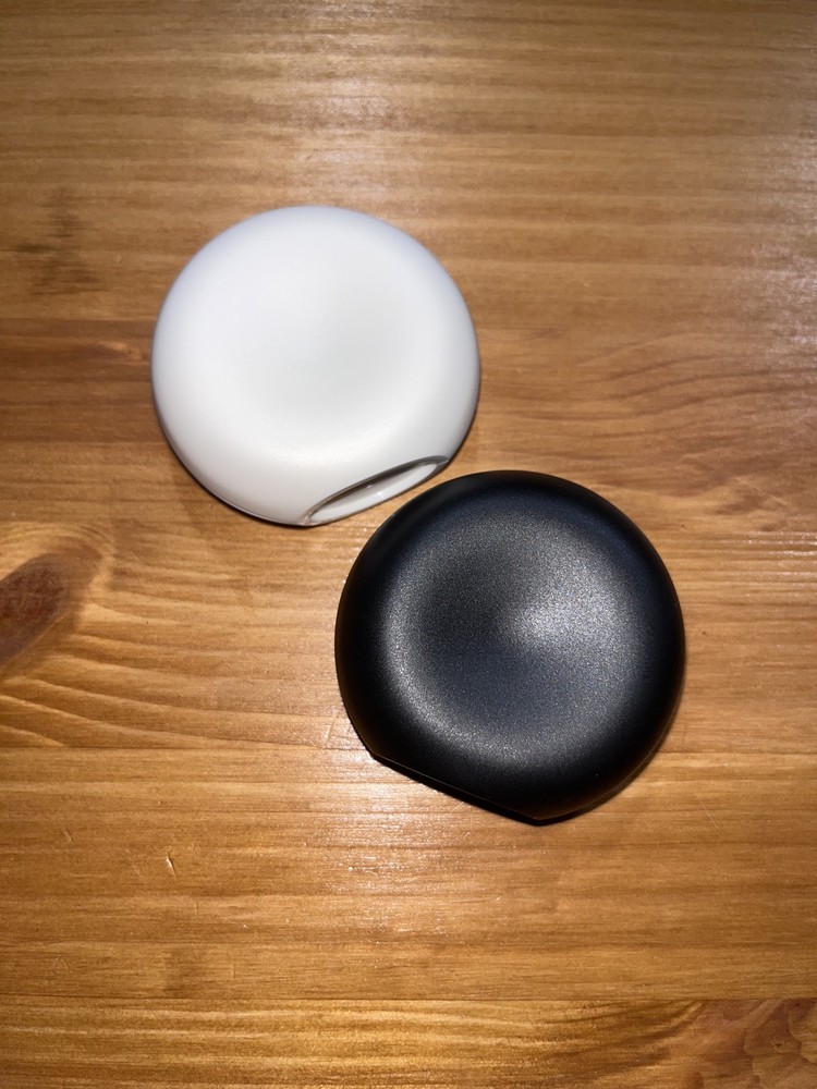 Tupperware Ergonomic Salt & Pepper Shakers black & White