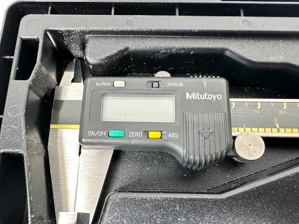 Mititoyo CD-6"CS, Absolute Digimatic, Metric/SAE Calipers w/ Case