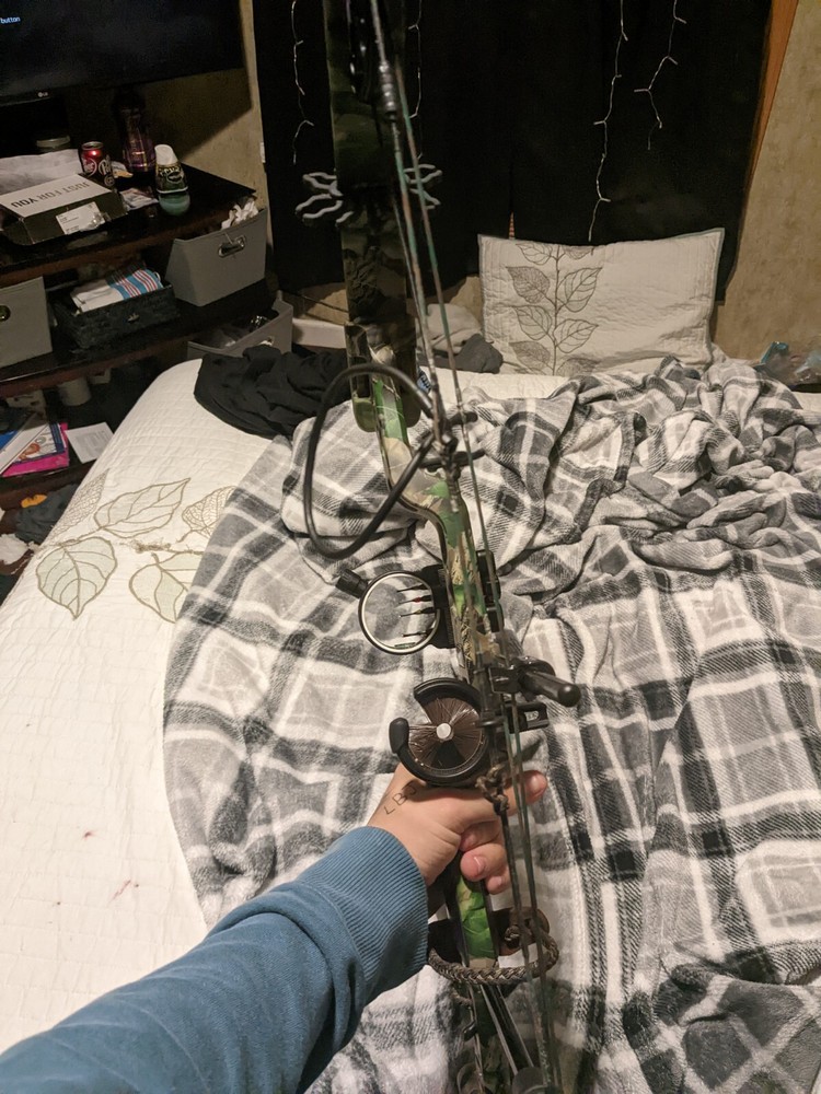 2010 BOWTECH SOLDIER RH 28/65 COMPOUND BOW EXCELLENT