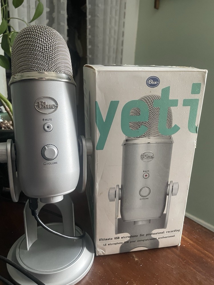 Blue Yeti USB Microphone Silver, Adjustable Stand, Mute Button, Headphone Jack