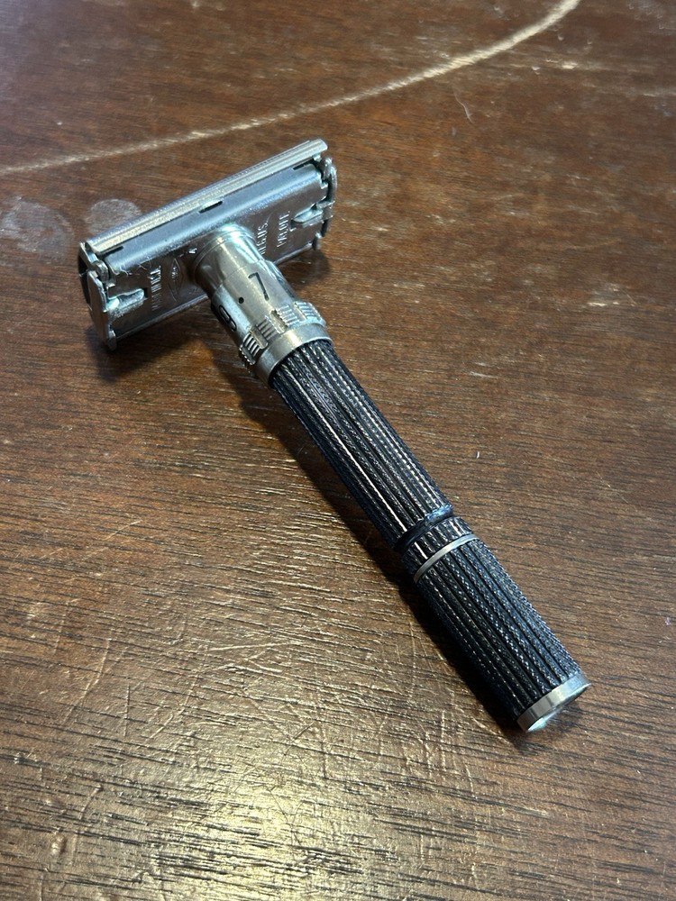Vintage Gillette Black Handle Adjustable Safety Razor O4 Code in Box Great Cond.